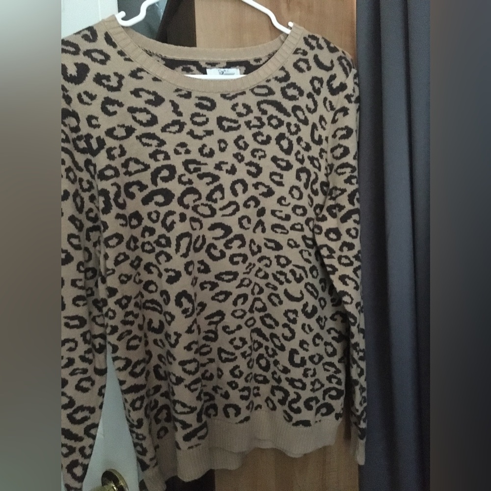 Womens Cheetah print long sleeve great condition size large